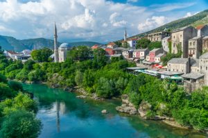 Čekaju da izvode skokove sa Starog mosta