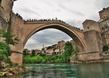 Čekaju da izvode skokove sa Starog mosta