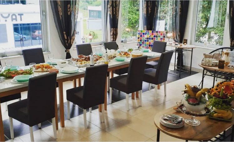 Slani specijaliteti u privatnosti domaćinske atmosfere