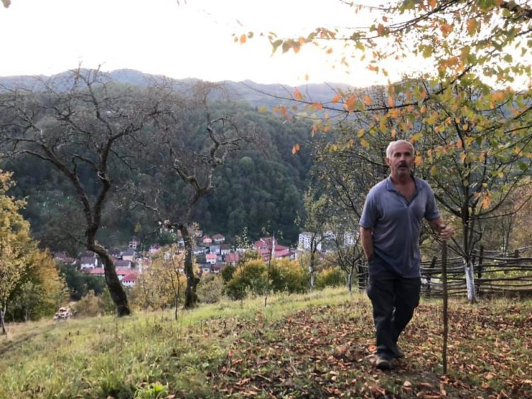 Otac koji živi sa svoja dva ubijena sina