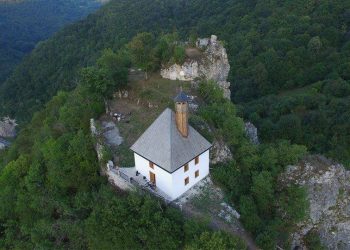 Džamija na stijeni datira iz 15. vijeka.