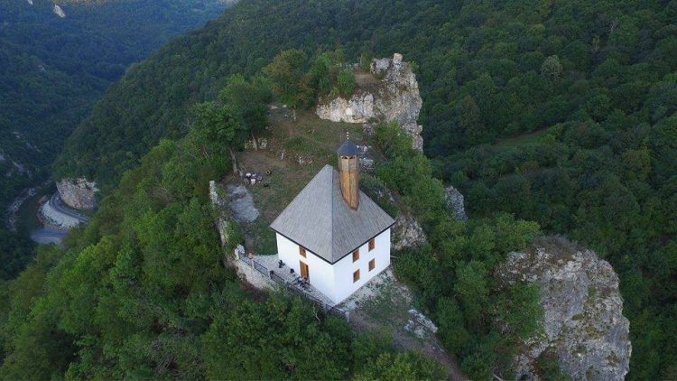 Džamija na stijeni datira iz 15. vijeka.