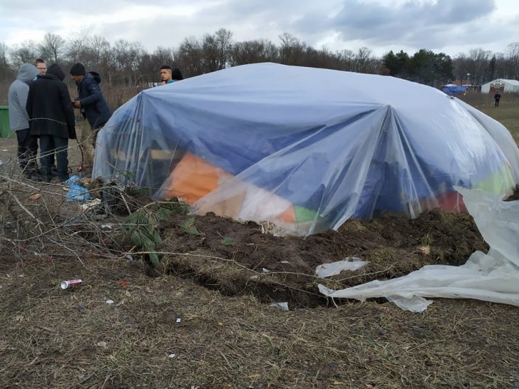 Srbija: Šatorsko naselje u blatnjavom beskraju