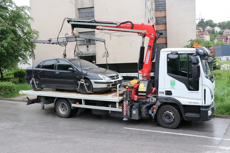 Kanton Sarajevo: Počelo uklanjanje napuštenih vozila sa javnih površina