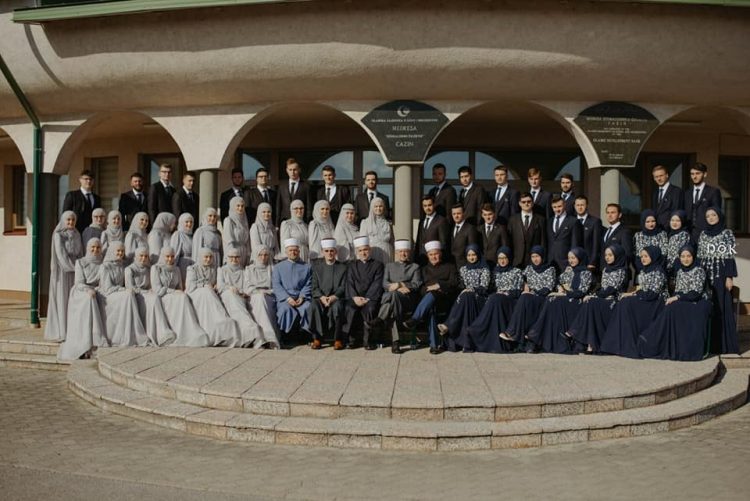 Cazin: Ispraćena još jedna generacija maturanata medrese