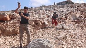 Sirijski dječak Ibrahim radi u kamenolomu kako bi pomogao prehraniti porodicu