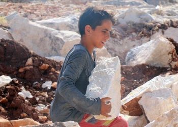 Sirijski dječak Ibrahim radi u kamenolomu kako bi pomogao prehraniti porodicu