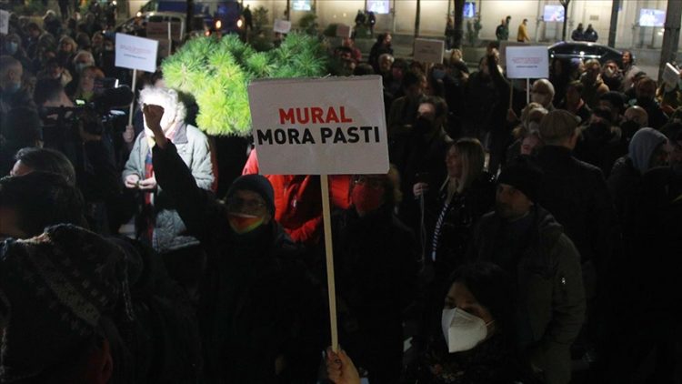 Protesti u Beogradu zbog murala: Nikada nećemo zaboraviti genocid u Srebrenici