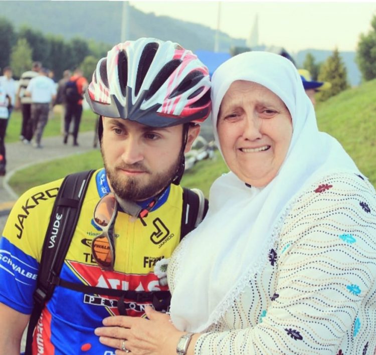 Na ahiret preselila Begija Gabeljić, srebrenička majka sa fotografije iz Potočara