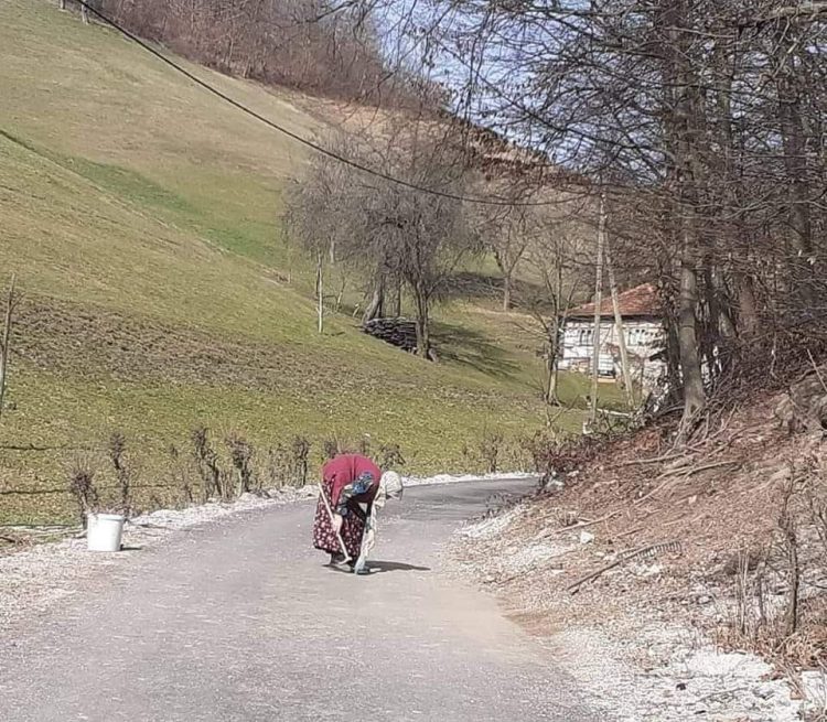 Ona čisti svačiji put kao svoju avliju
