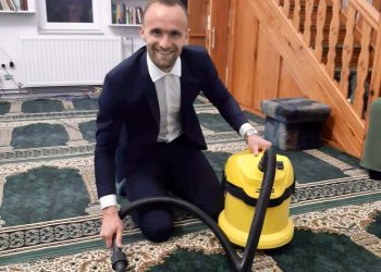 Amel Tuka klanjao teraviju u džamiji, pa se prihvatio usisivača