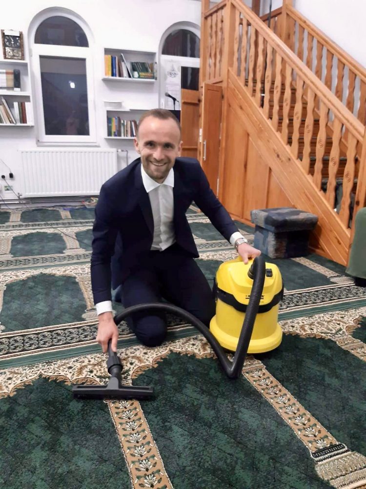 Amel Tuka klanjao teraviju u džamiji, pa se prihvatio usisivača