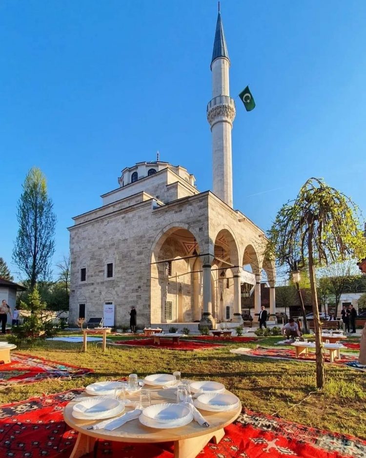 Održan iftar u dvorištu Ferhadije