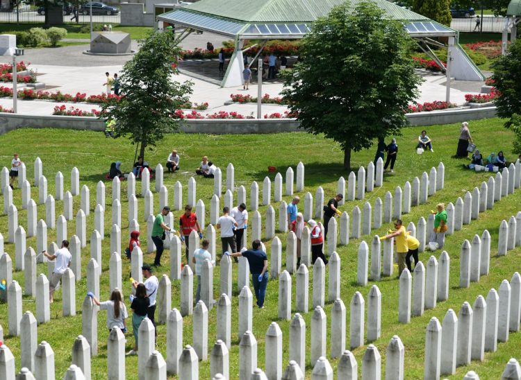 Velika hvala svima koji su pomogli čišćenje nišana u Potočarima