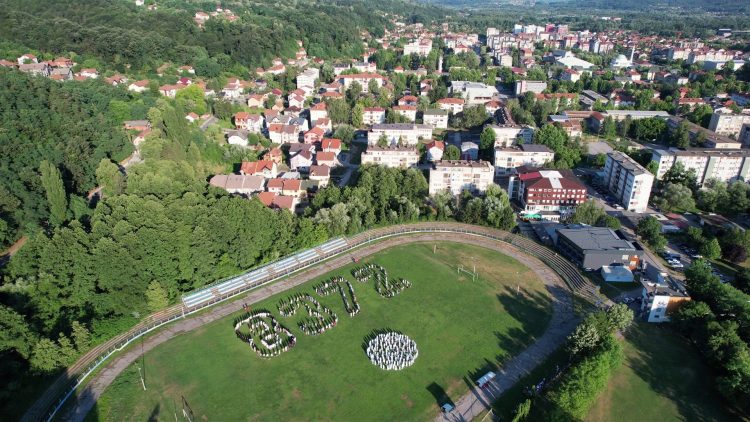 Lukavac: Upriličen performans u znak sjećanja na sve nevine žrtve (foto)