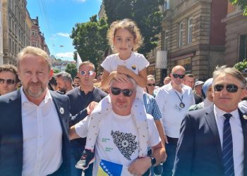 Štutgart: Izetbegović i Komšić učestvuju u Maršu mira (foto)