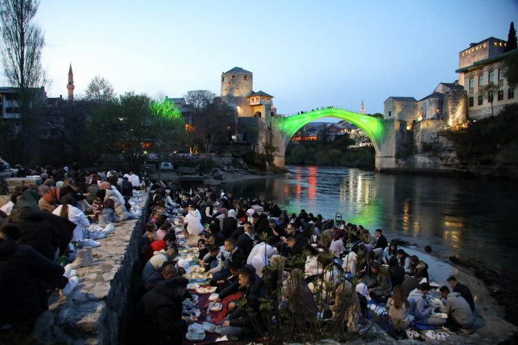 Mostar: Tradicionalno realizovan Omladinski iftar ispod Starog mosta