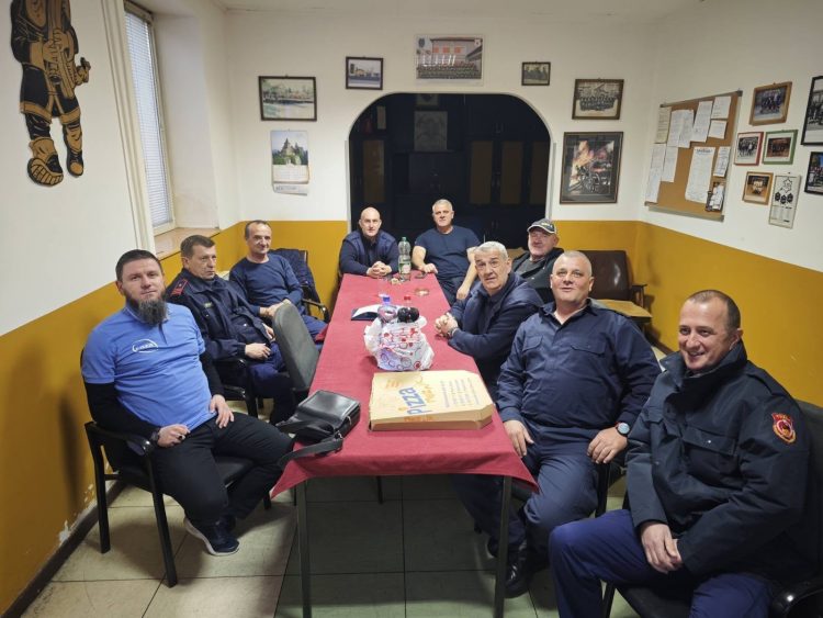 Aktivisti Udruženja “Oaza Tuzla” priredili iftar za vatrogasce