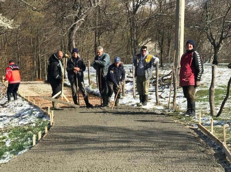 Mještani skupili novac i snage: Betonirali put kojim djeca idu u školu