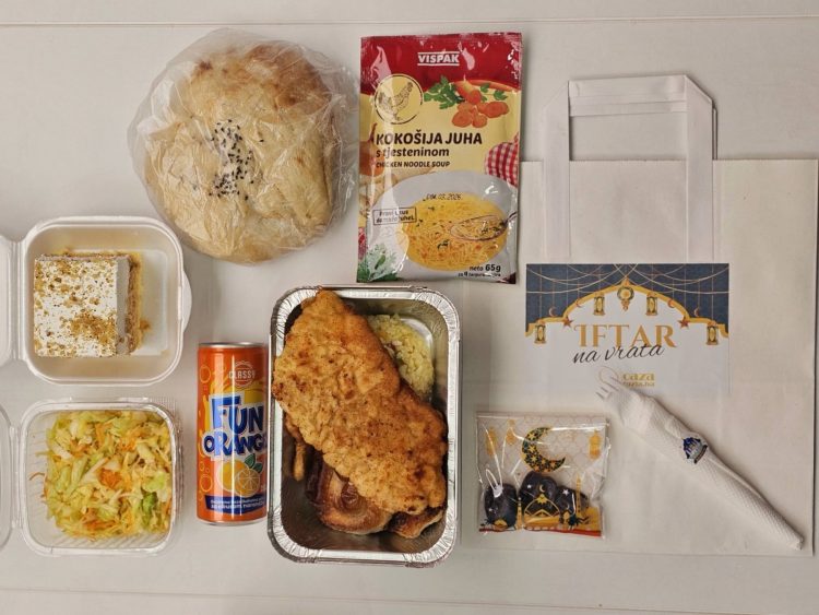 Tuzla: Podijeljeno stotinu iftara na vrata